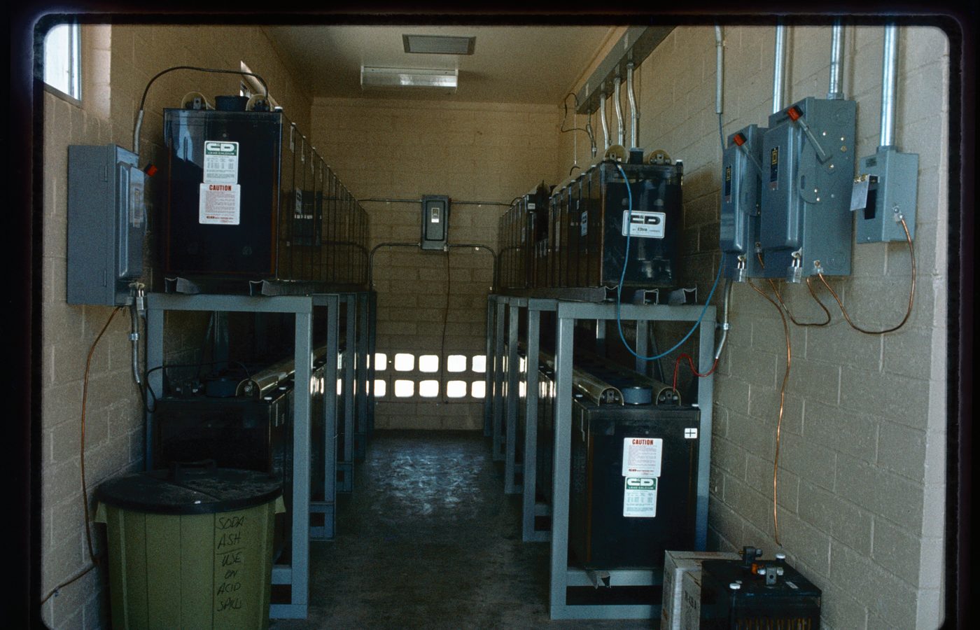 Banco de baterías en sala de respaldo