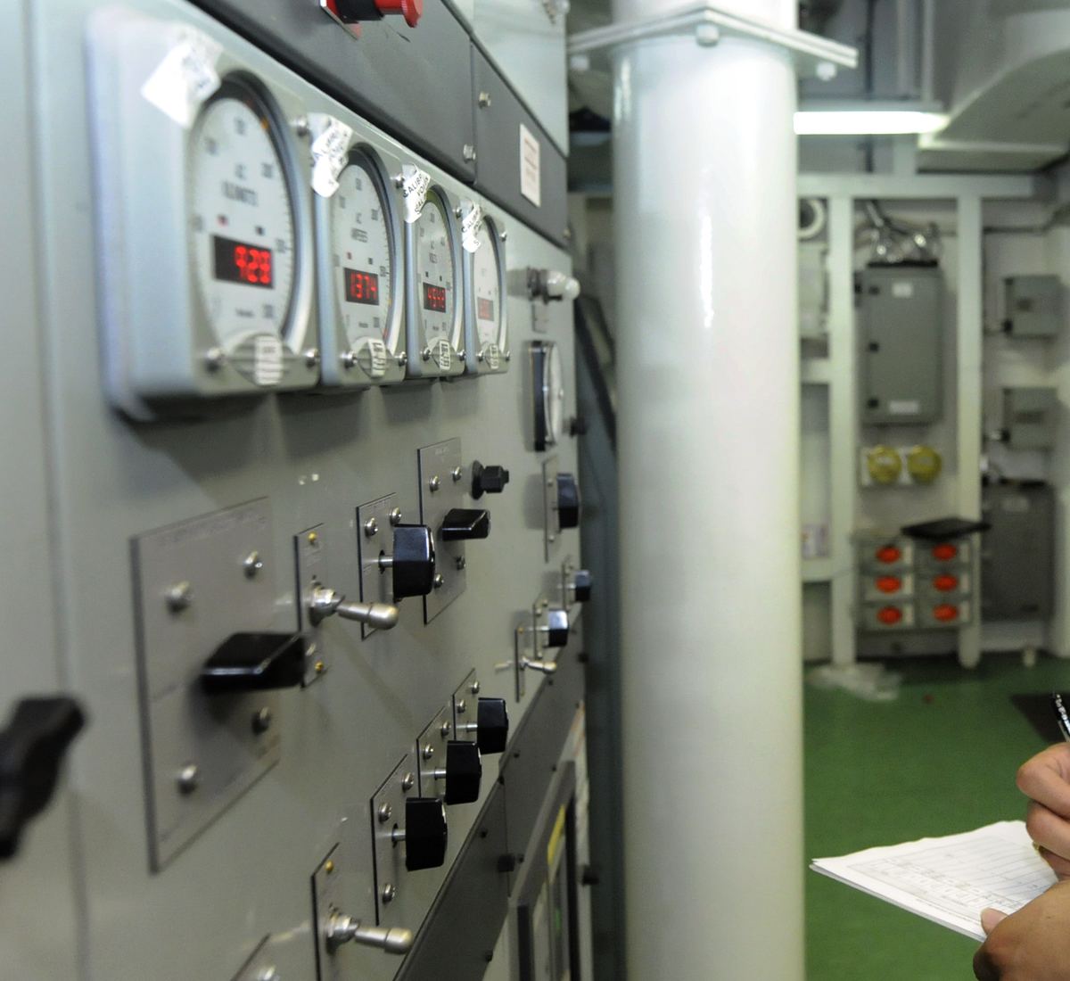 Tablero de distribución eléctrica con medidores y seccionadores